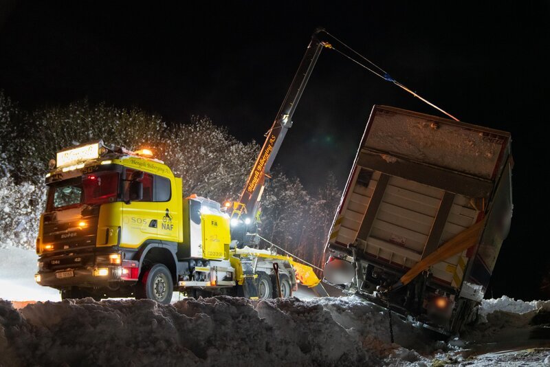 Ole Henrik and Michael towing the trailer. (National Geographic) – Bild: NGC NETWORK INTERNATIONAL, LLC All Rights Reserved Lizenzbild frei