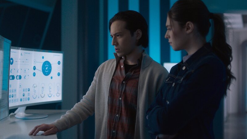 Brainiac-5 (Jesse Rath, l.); Nia Nal (Nicole Maines, r.) – Bild: The CW Network, LLC