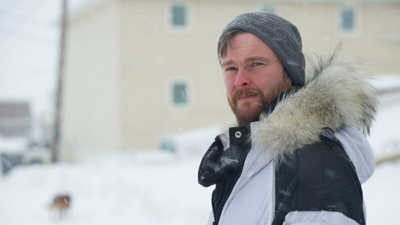 Zeke Tenhoff looking out while it snows – Bild: Warner Bros. Discovery, Inc. or its subsidiaries and affiliates. All rights reserved.
