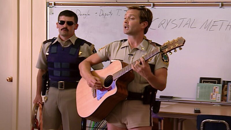 L-R: Deputy Travis Junior (Robert Ben Garant), Lieutenant Jim Dangle (Thomas Lennon) – Bild: ViacomCBS