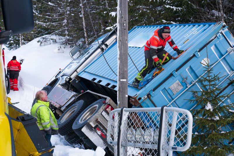 Ole Henrik climbs the stuck trailer. (National Geographic) – Bild: NGC NETWORK INTERNATIONAL, LLC