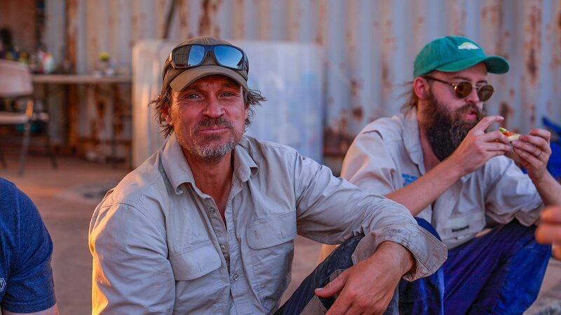 Andreas Macherey and Jacob Illingworth enjoying a barbecue, Australia, Northern Territory – Bild: Warner Bros. Discovery, Inc. or its subsidiaries and affiliates