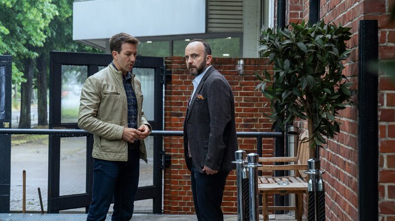 Nachdem die Leiche eines Mädchens gefunden wurde, scheinen Torben Beck und Piet Sommer einiges zu besprechen zu haben. – Bild: ARD/​Marion von der Mehden