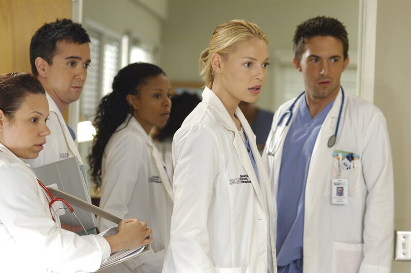 Eigentlich wollte Izzie (Katherine Heigl, 2.v.l.) mit George sprechen, doch sie werden von den anderen Assistenzärzten (Gloria Garayua, l., Winston Story, 2.v.l., Tymberlee Chanel, M. und Richard Keith, r.) unterbrochen … – Bild: 2007 American Broadcasting Companies, Inc. All rights reserved. NO ARCHIVE. NO RESALE. /​ Gale Adler Lizenzbild frei