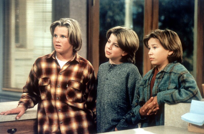 L-R: Brad Taylor (Zachery Ty Bryan), Mark Taylor (Taran Noah Smith) and Randy Taylor (Jonathan Taylor Thomas) – Bild: Turner Broadcasting, Inc.