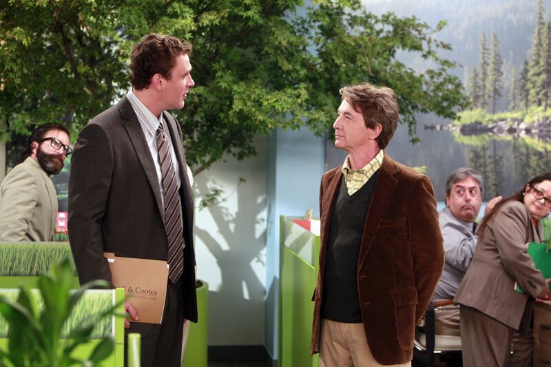 Als Marshall (Jason Segel, l.) sieht, wie schwach sein neuer Boss Garrison Cootes (Martin Short, r.) an die Einigung mit einem großen Unternehmen herangeht, nimmt er sich der Angelegenheit selbst an. Doch geht das gut? – Bild: 20th Century Fox International Television