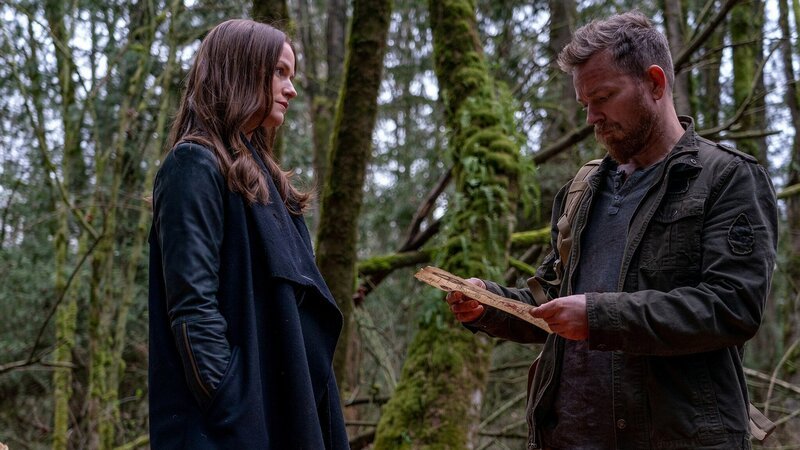 l-r: Vanessa Van Helsing (Kelly Overton), Axel Miller (Jonathan Scarfe) – Bild: Dan Power /​ Dynamic Television