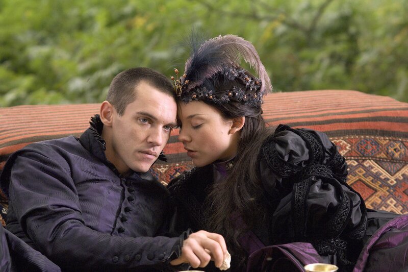 Um sich von seiner Noch-Ehefrau Katharina scheiden lassen zu können, benötigt König Henry VIII. (Jonathan Rhys Meyers, l.) die Zustimmung des Papstes. Doch der Papst will nicht so, wie König und Geliebte (Natalie Dormer, r.) wollen … – Bild: cShowtime 2007