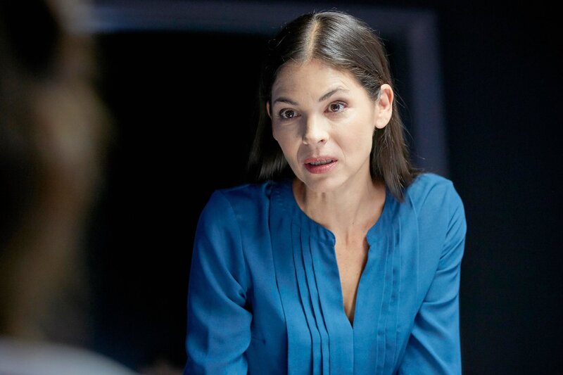 Kim KrĂĽger (Katja Woywood), Paul und Semir vernehmen die russische Polizistin Natalia Miranova, die angeblich verhindern mĂ¶chte, dass der Drogendealer Kruppa die tĂ¶dliche Droge „Red Inferno“ in Deutschland verbreitet. – Bild: RTL /​ Guido Engels