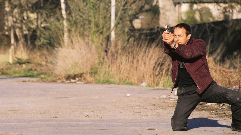 Semir (Erdogan Atalay) versucht Offizier Gerd Bausching mit seinem Panzer aufzuhalten, doch die Situation scheint aussichtslos zu sein … – Bild: TVNOW /​ Gordon Mühle