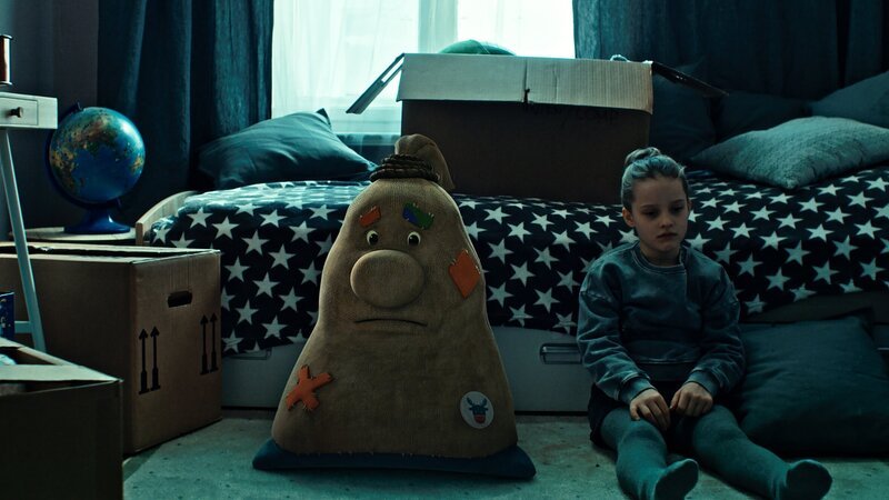 Beutolomäus ist tief traurig. Seine Freundin Paule kann sich nicht mehr an Weihnachten erinnern und auch ihn nicht mehr sehen. – Bild: KiKA/​WunderWerk