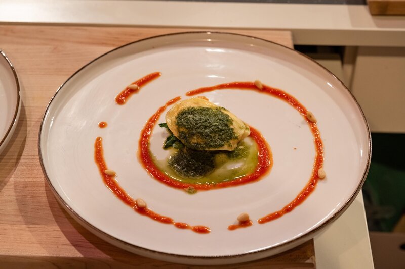 Ricotta-Raviolo mit Basilikumschaum, Tomatencreme und marinierten Tomaten-Würfeln (3,81 €) – Bild: RTL