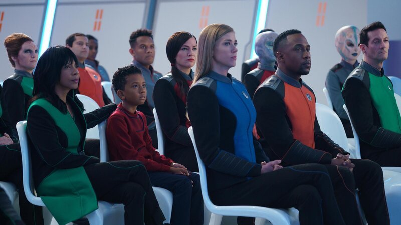 (v.l.n.r.) Dr. Claire Finn (Penny Johnson Jerald); Ty Finn (Kai Wener); Lieutenant Talla Keyali (Jessica Szohr); Commander Kelly Grayson (Adrianne Palicki); Lieutenant Commander John LaMarr (J Lee) – Bild: Twentieth Century Fox Film Corporation