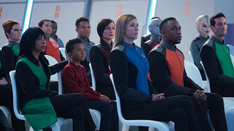 (v.l.n.r.) Dr. Claire Finn (Penny Johnson Jerald); Ty Finn (Kai Wener); Lieutenant Talla Keyali (Jessica Szohr); Commander Kelly Grayson (Adrianne Palicki); Lieutenant Commander John LaMarr (J Lee) – Bild: Twentieth Century Fox Film Corporation