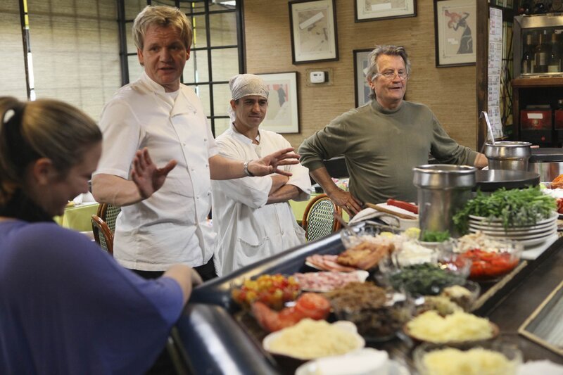 Kann Gordon Ramsay (2.v.l.) dem „La Frite“ wieder auf die Füße helfen? – Bild: Fox Broadcasting
