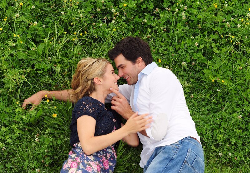 Sturm der Liebe: Marlene (Lucy Scherer, l.) träumt, dass sie wieder richtig laufen kann und mit Konstantin (Moritz Tittel, r.) glücklich ist. – Bild: ARD/​Ann Paur