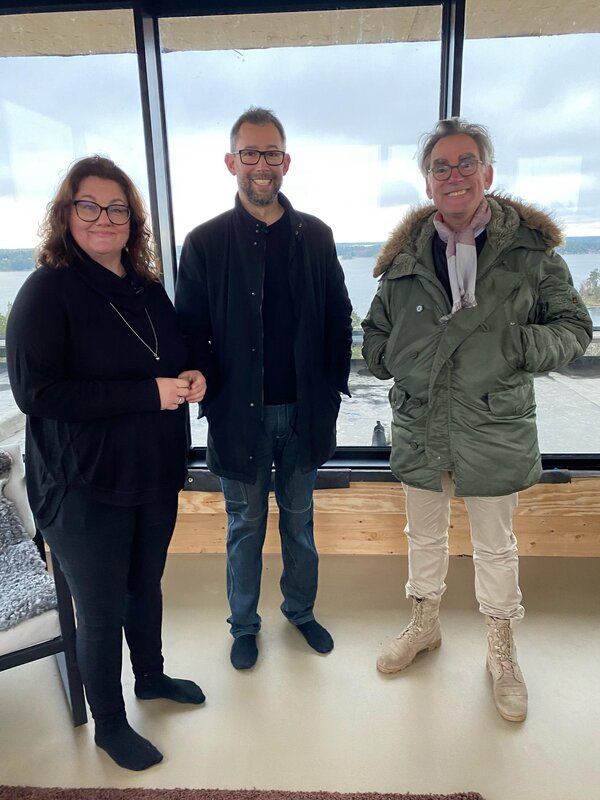 v.l.: Petra, Jakob und Architekturkritiker Mark Isitt – Bild: RTL /​ FremantleMedia Sverige AB /​ Betonbau über den Baumwipfeln