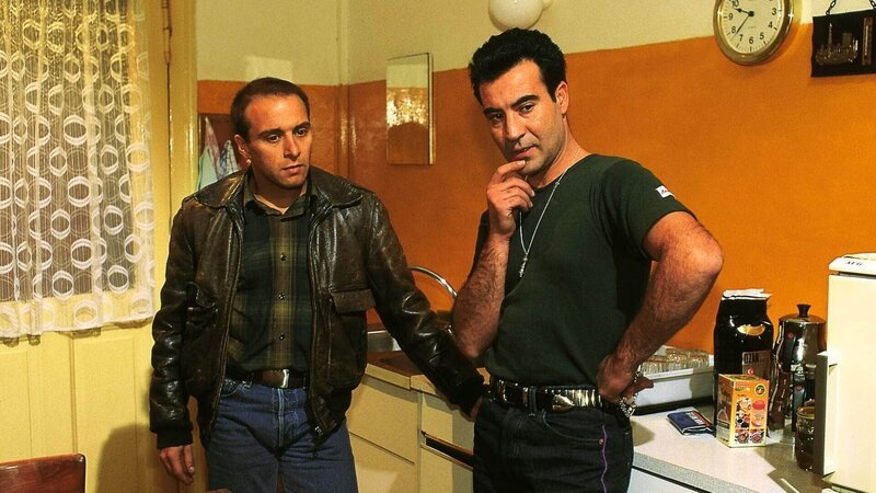 Semirs (Erdogan Atalay, li.) Cousin Hassan (Mürtüz Yolcu), ein vorbestrafter Hallodri, gerät in ernste Schwierigkeiten mit der Polizei … – Bild: TVNOW