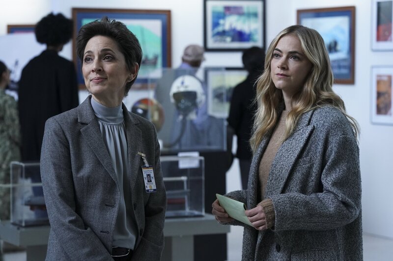 Marie Stanhope (Nike Doukas, l.); Ellie Bishop (Emily Wickersham, r.) – Bild: Michael Yarish