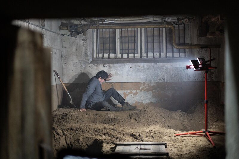 Armand Gamache (Alfred Molina) – Bild: 2022 LBM THREE PINES LIMITED. All Rights Reserved. /​ Laurent Guerin Lizenzbild frei