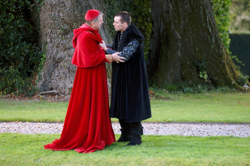 Bei der Verhandlung zur Bewilligung der Scheidung läuft alles schief. Schließlich verdächtigt König Henry VIII. (Jonathan Rhys Meyers, r.) Kardinal Thomas Wolsey (Sam Neill, l.), Fehler gemacht zu haben … – Bild: cShowtime 2007