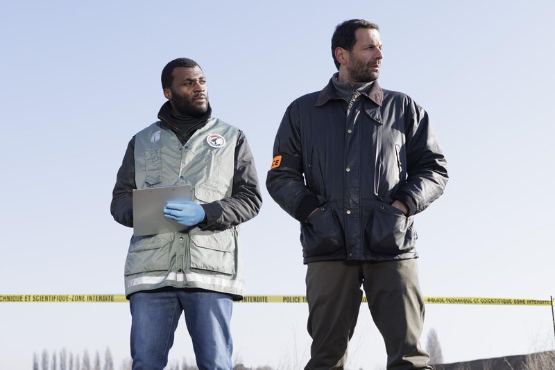 Doktor Bonnemain (Christopher Bayemi, l.); Adam Karadec (Mehdi Nebbou, r.) – Bild: SEPTEMBRE PROD /​ ITINERAIRE PROD /​TF1