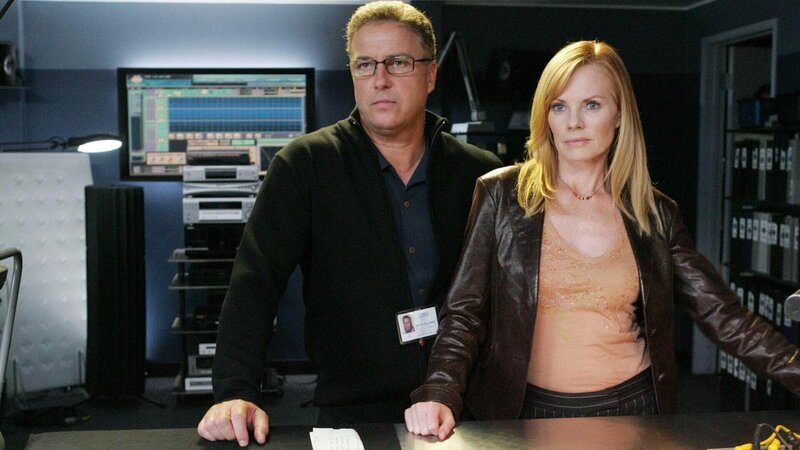 Der Tod eines Zwillingspaars gibt Gil (William Petersen) und Catherine (Marg Helgenberger) vom CSI-Team ein Rätsel auf. – Bild: MG RTL D /​ CBS