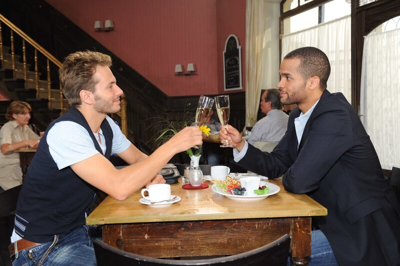 Während Mia und Alexander sich große Chancen auf einen Erfolg ausrechnen, trifft Enrique (Jacob Weigert, l.) auf Charles Redwood (Philipp Bender, r.), einen alten Freund. – Bild: SAT.1 /​ Claudius Pflug