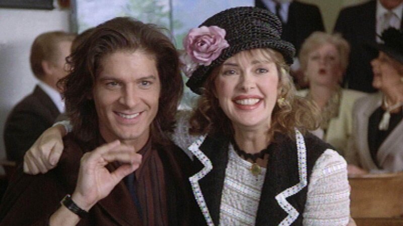 Randy (Jeff Yagher) und Tiffany (Karen Mayo-Chandler) haben keine Zweifel, dass sie ihr Vermögen auf das Siegerpferd gesetzt haben. – Bild: RTL Deutschland