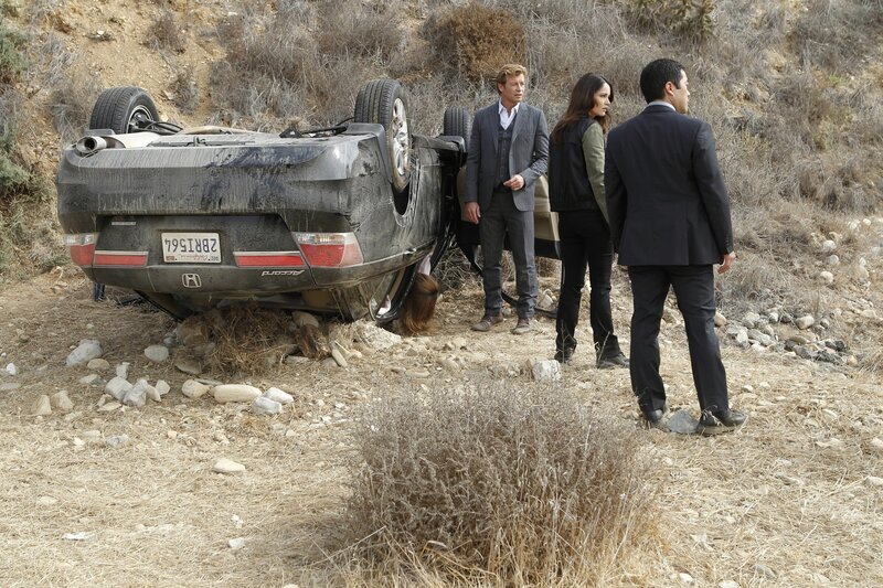 Ermitteln in einem neuen Fall: Patrick (Simon Baker, l.), Teresa (Robin Tunney, M.) und Kimball (Tim Kang, r.) … – Bild: Warner Bros. Television Lizenzbild frei