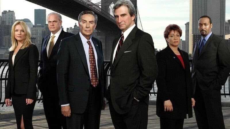(v.li.:) Die Staatsanwälte Serena Southerlyn (Elisabeth Röhm) und Arhur Branch (Fred Dalton Thompson), Det. Lennie Briscoe (Jerry Orbach), Staatsanwalt Jack McCoy (Sam Waterston), Lieutenant Anita Van Buren (S. Epatha Merkerson), Det. Edward Green (Jesse L. Martin). – Bild: TVNOW /​ NBC
