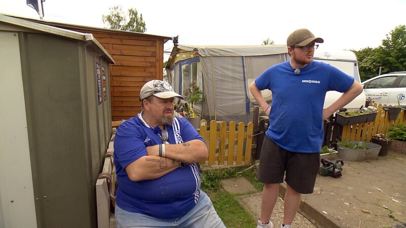 Willy verbringt mit Sohn Tim erstmals eine Nacht auf dem Campingplatz – eine Chance, ihr Verhältnis zu verbessern. – Bild: RTLZWEI