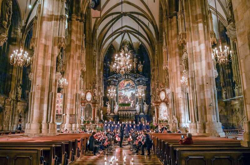 Wiener Sängerknaben mit Dirigent Sascha Goetzel. – Bild: ORF/Thomas Jantzen Wiener Sängerknaben mit Dirigent Sascha Goetzel. – Bild: ORF/Thomas Jantzen