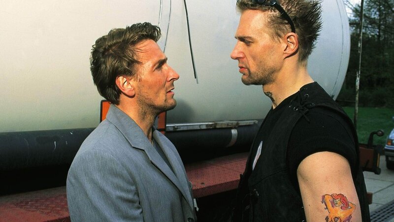 Andre (Mark Keller, li.) und Harry (Andreas Wisniewski) streiten. – Bild: TVNOW