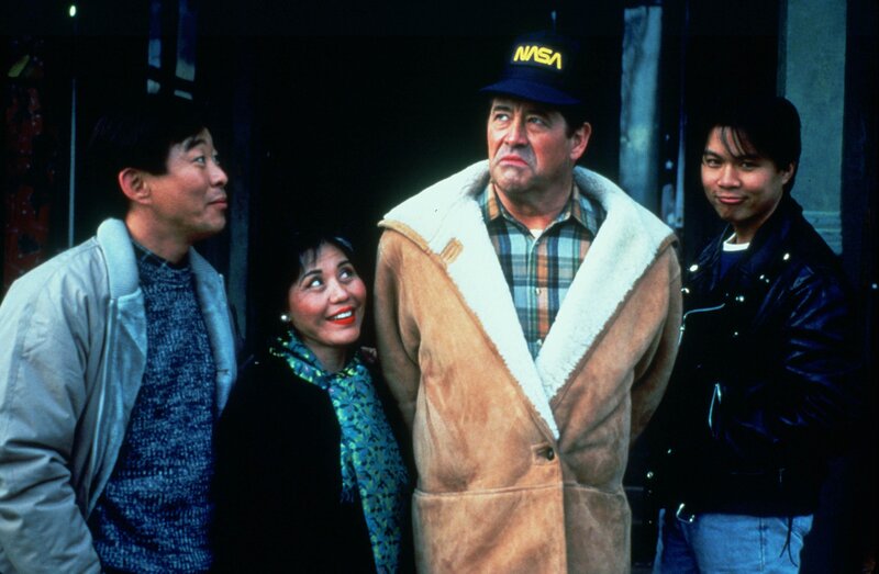 Als eine Gruppe koreanischer Touristen nach Cicely kommt, ändert sich Maurices (Barry Corbin, 2.v.r.) Leben schlagartig … – Bild: TVN/​Universal