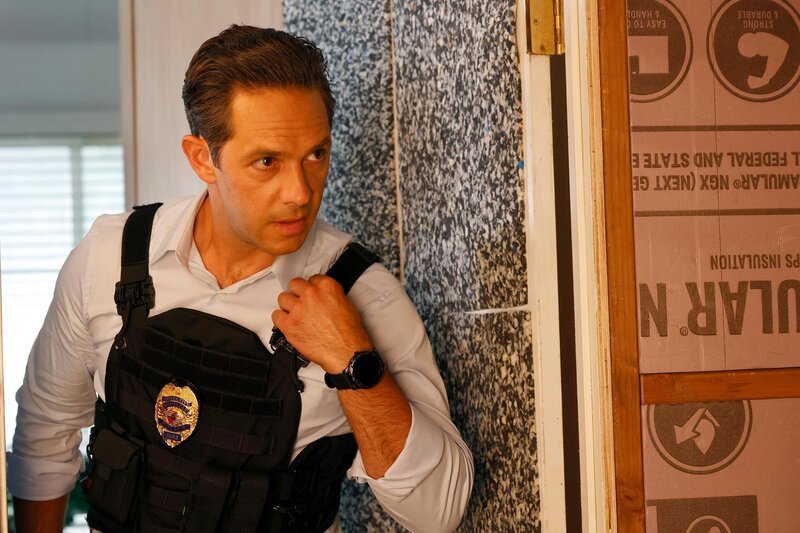 Det. Chris Childs (Michael Rady)  +++ – Bild: RTL /​ MMXXIII CBS Studios Inc and Universal Television LLC. /​ Paar oder nicht Paar?