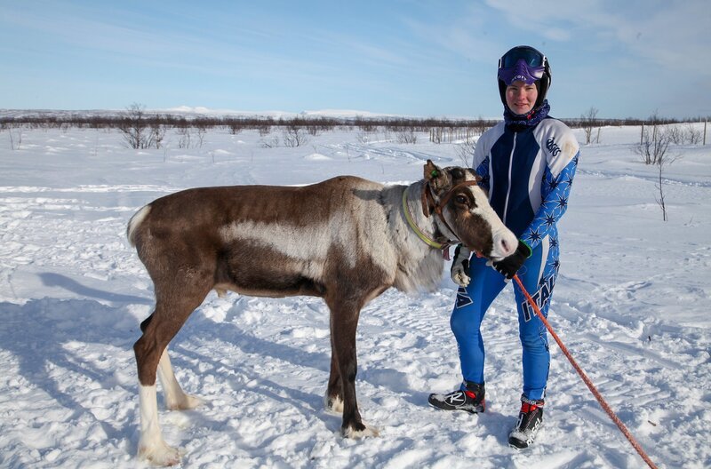 Anne Risten Sara und Rentier Toco sind bereit für das Rentierrennen. – Bild: ARTE /​ MedienKontor/​J. M. Schumacher
