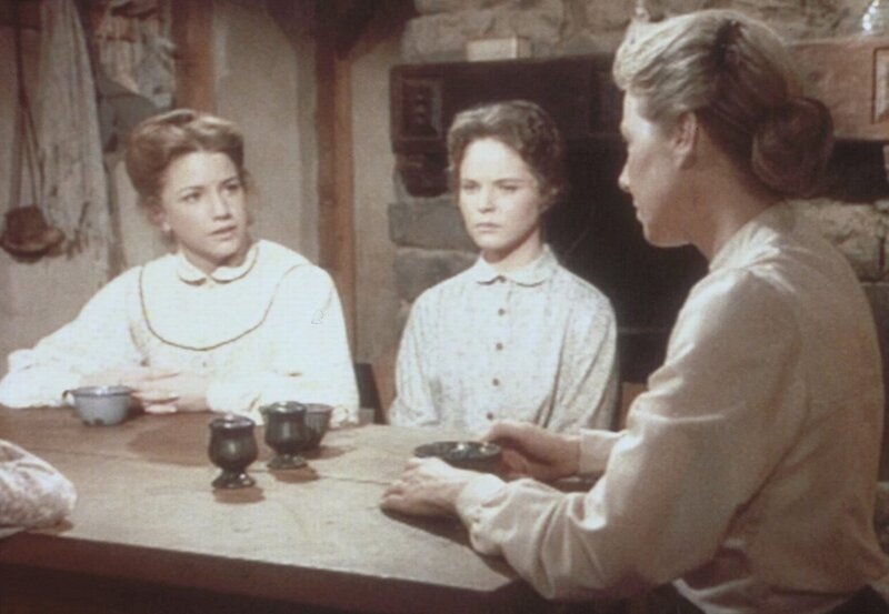 James und Cassandra sind schon seit Tagen nicht mehr in die Schule gekommen. Laura (Melissa Gilbert, l.) berät mit ihrer Schwester Mary (Melissa Sue Anderson, M.) und ihrer Mutter Caroline (Karen Grassle, r.), wie man den Kindern helfen könnte. – Bild: Sat.1 Gold