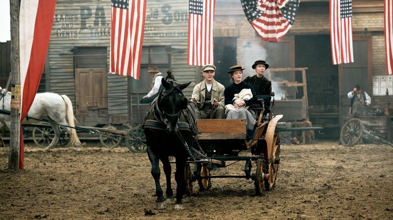 Fidelis Waldvogel (Jonas Nay) und Eva (Leonie Benesch) nehmen Tante Lore (Therese Hämer, re.) auf. – Bild: ARD Degeto/​SWR/​Moovie/​/​Constantin Film/​Walter Wehner