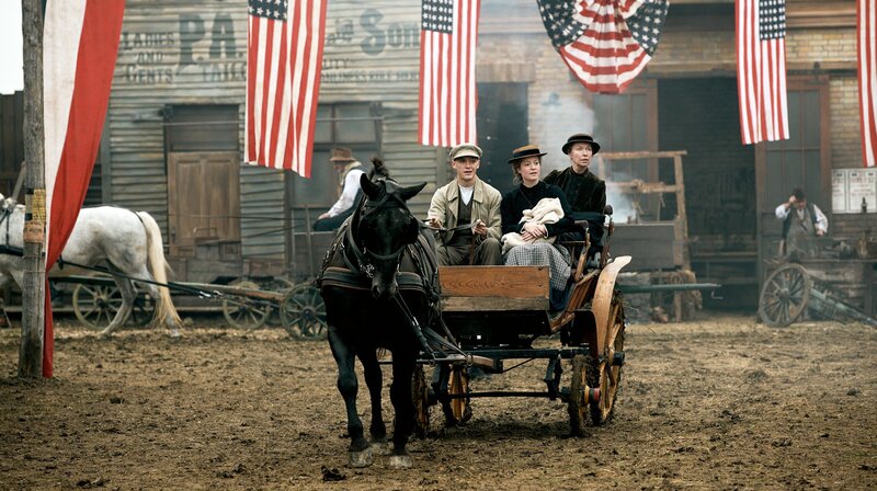 Fidelis Waldvogel (Jonas Nay) und Eva (Leonie Benesch) nehmen Tante Lore (Therese Hämer, re.) auf. – Bild: ARD Degeto/​SWR/​Moovie/​/​Constantin Film/​Walter Wehner