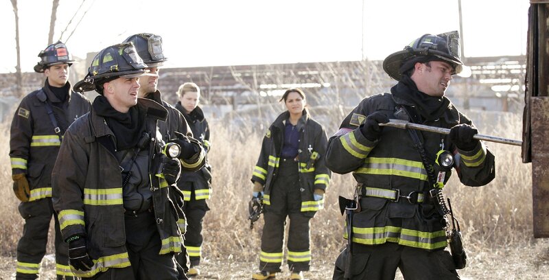 V.l.: Peter Mills (Charlie Barnett), Christopher Herrmann (David Eigenberg), Matthew Casey (Jesse Spencer), Leslie Shay (Lauren German) und Gabriela Dawnson (Monica Raymund) sind dabei als Kelly Severide (Taylor Kinney) den Anhänger eines Lkws aufbricht. Doch das was sich im Anhänger befindet ist schockierend … – Bild: TVNOW /​ NBCUniversal