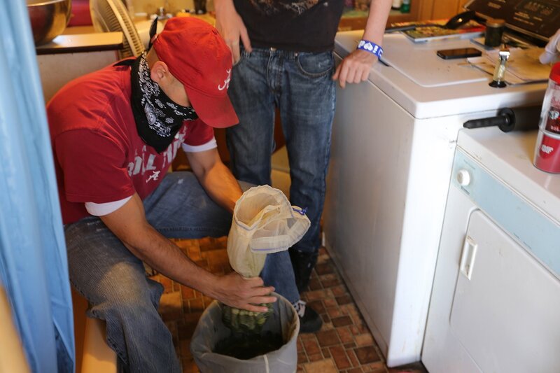 Dealer stellen heimlich Bubble Hash her. – Bild: PLURIMEDIA (Wall to Wall Media)