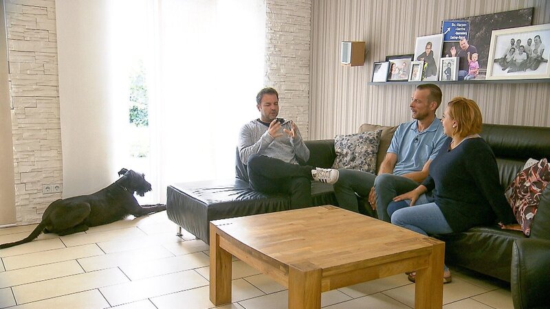 V.l.: Riesenschnauzer Matty, Martin Rütter, Benjamin und Monika – Bild: RTL /​ Mina Tv