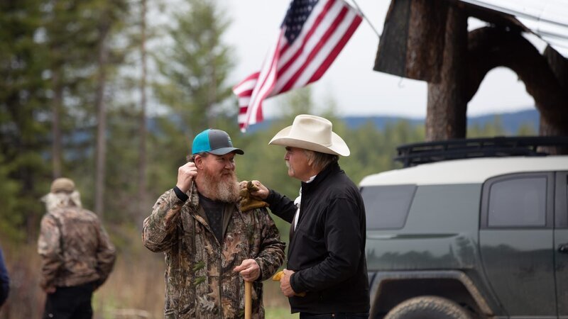 Marty Raney and homesteader Barry Whelchel having a chat before walking over to the hunting blind. Marty Raney has his hand on Barry’s shoulder. – Bild: Warner Bros. Discovery, Inc. or its subsidiaries and affiliates