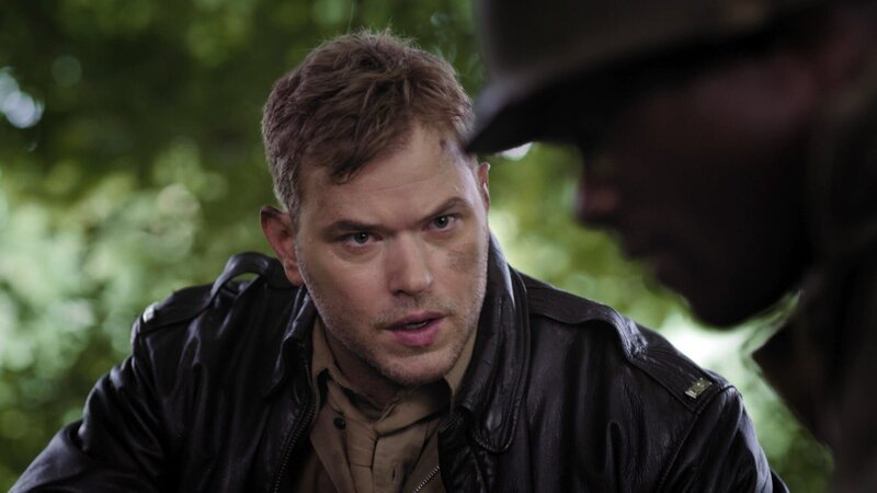 US-Pilot Frank Ross (Kellan Lutz) wird in Frankreich 1944 abgeschossen und muss hinter feindlichen Linien notlanden. – Bild: RTLZWEI
