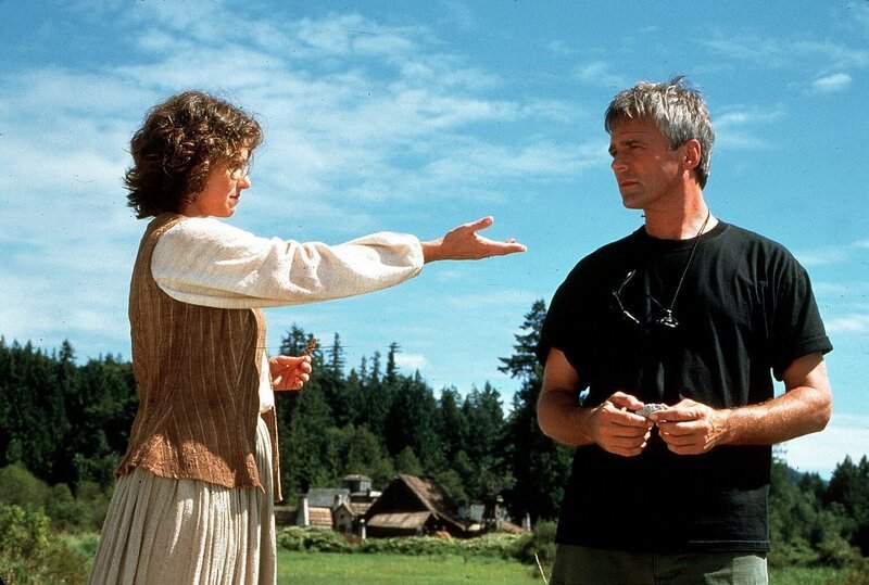 Das Sternentor wurde bei einem Meteorschauer zerstört. Jack O’Neill (Richard Dean Anderson) mußte mit Laira (Michele Greene) und ein paar anderen Bewohnern zurückbleiben …. – Bild: RTL II