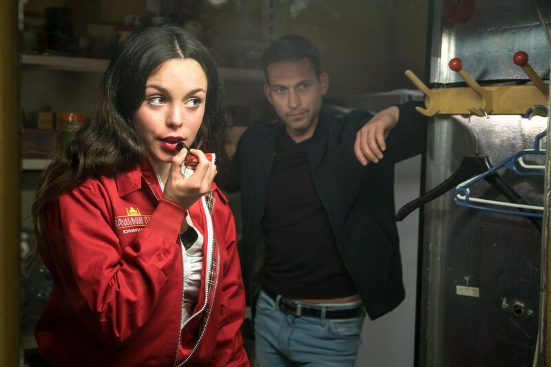 Janika (Tijan Marei, l.) arbeitet in der Pizzeria von Dennis Atin (Julian Schmieder, r.) als Pizzalieferantin. Ihr Chef findet, dass sie sich für die Kunden zu stark schminkt. – Bild: ZDF /​ Uwe Frauendorf