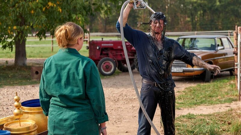 Vollmer (Hendrik Duryn) zeigt Cleo (Runa Greiner) wortwörtlich wie es ist, wenn man bis zum Hals in Scheiße steckt. – Bild: RTL /​ Frank Dicks