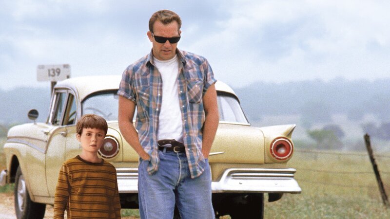 L-R: Phillip „Buzz“ Perry (T.J. Lowther) und Rober „Butch“ Haynes (Kevin Costner) – Bild: Warner Brothers L-R: Phillip „Buzz“ Perry (T.J. Lowther) und Rober „Butch“ Haynes (Kevin Costner) – Bild: Warner Brothers