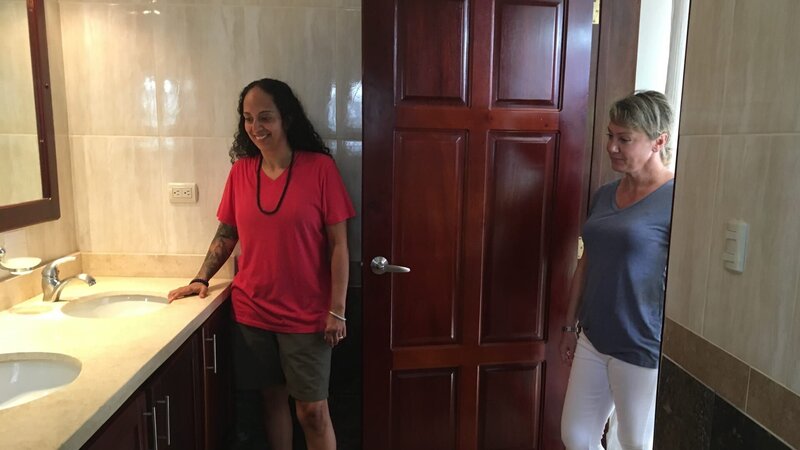 House 1 Serenity Sanctuary Master Bathroom Taina and Joanne in Sosua, Dominican Republic, As seen on HGTV’s Caribbean Life – Bild: Discovery, Inc. All Rights Reserved.